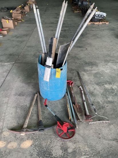 (LOT) CONCRETE TOOLS & YARD TOOLS