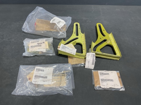(LOT) NEW BEECHCRAFT FLAP TRACK BRACKETS 50-110002-602 & -603, WING SPAR FITTING 50-120074-2, PIVOT