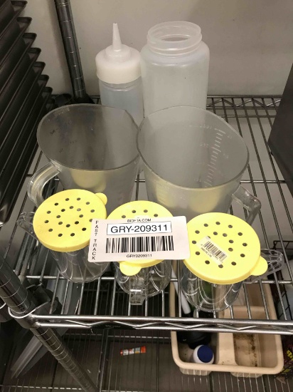 Lot of miscellaneous plastic shakers and measuring bowls