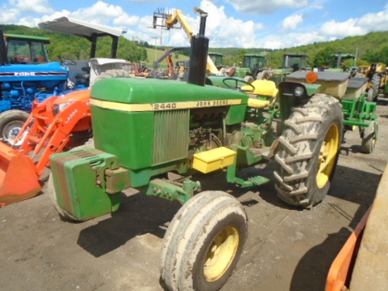 John Deere 2440 Tractor, Rabbit Turtle, Bar Axles, 4521 Hours, 6 Front Weig