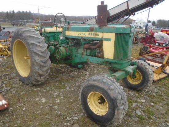 John Deere 620 Antique Tractor, Factory JD Wide Front, 3pt, 16.9-38 Tires O