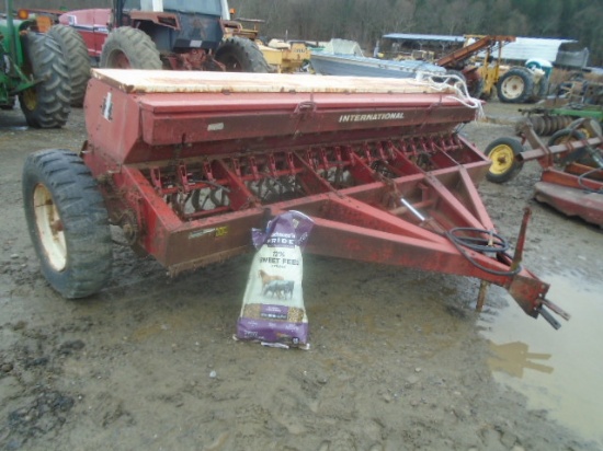 International 510 Grain Drill, Grass Seed Box, 21 Run, Hydraulic Lift