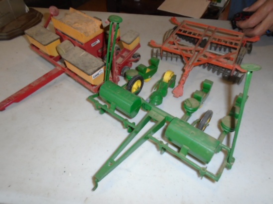 (20 4 Row Planters & Disc