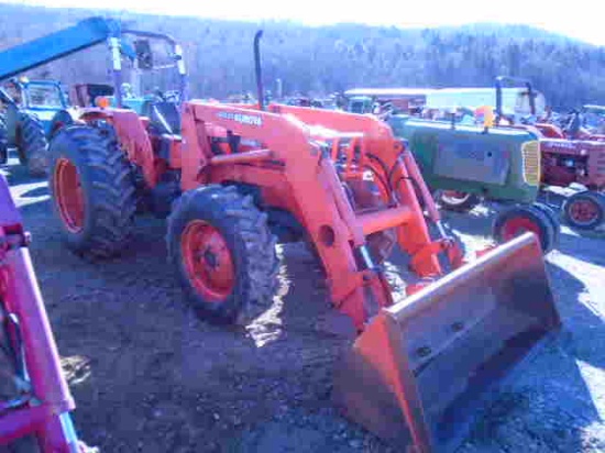 Kubota M9000 4wd Tractor w/ Loader, Hydraulic Shuttle, Rear Remotes, Nice C