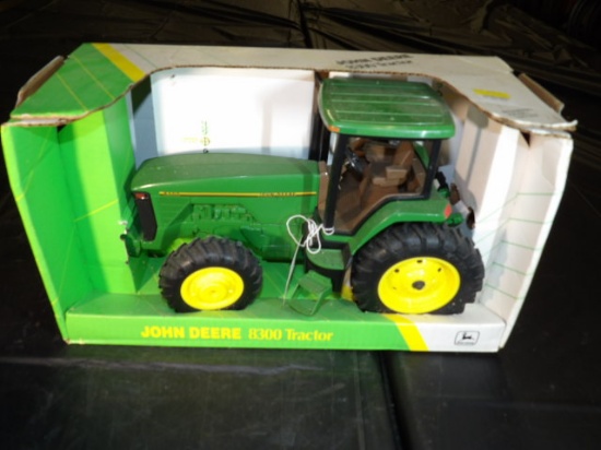 1/16 John Deere 8300 MFWD