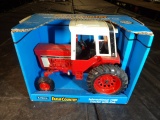 1/16 International 1586 Farm & Country Blue Box