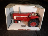 1/16 Farmall 706 Narrow Front