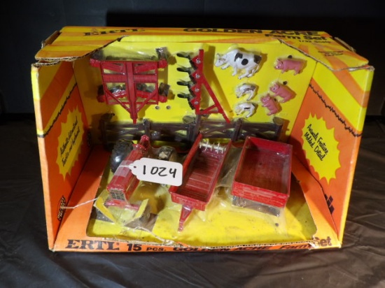 15 Piece Golden Acres Farm Set, 1/32 ERTL