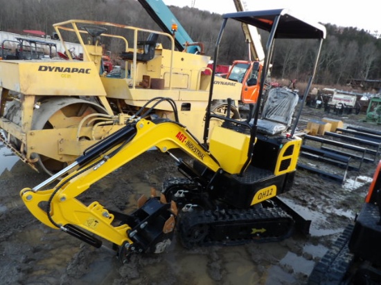 AGT QH12 Mini Excavator w/ Thumb, Yellow, Briggs & Stratton Gas Engine, Unu