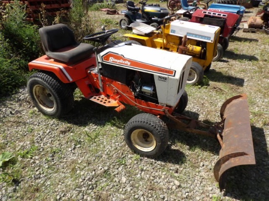 Simplicity Landlord 7012 HST Garden Tractor w/ Blade