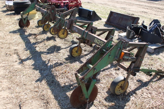 John Deere 825 6 Row 3pt Cultivator