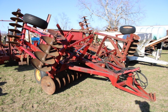 International 490 25' Wing Disc, Hydraulic Fold