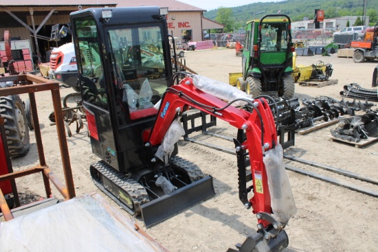 Futre FT13C Mini Excavator, Enclosed Cab, Gas Powered, Backfill Blade, Mech