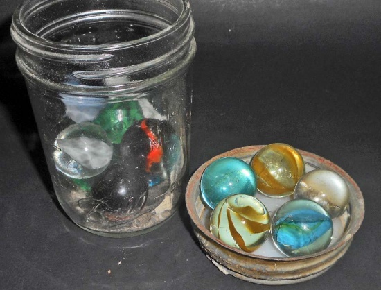 VINTAGE GLASS JAR FILLED WITH VINTAGE MARBLES