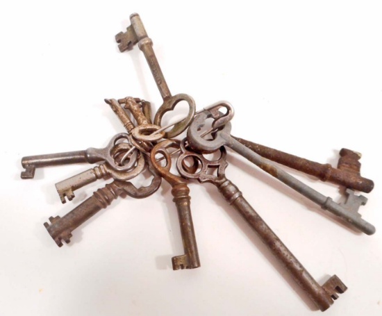 LOT OF VINTAGE SKELETON KEYS