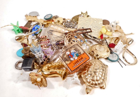LOT OF VINTAGE JEWELRY - BROOCHES, PENDANTS, ETC