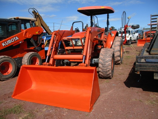 2006 KUBOTA M7040 TRACTOR W/LDR, 4WD,