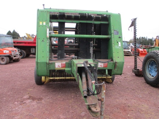 JD 375 ROUND BALER,