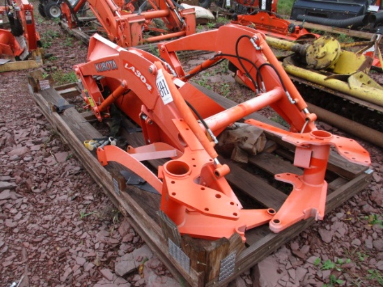 KUBOTA LA304 LOADER W/BUCKET,