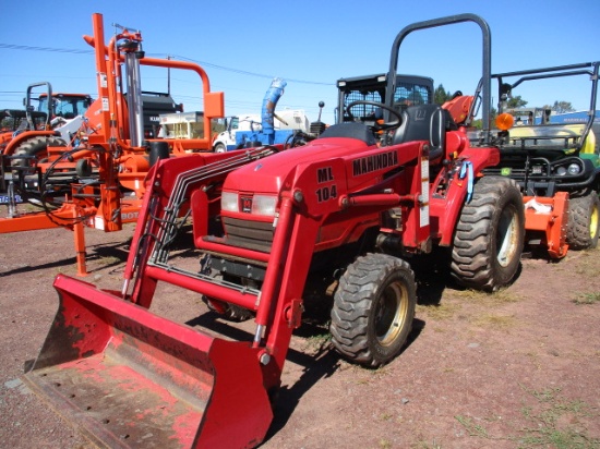 MAHINDRA 2015 TRACTOR W/LDR,
