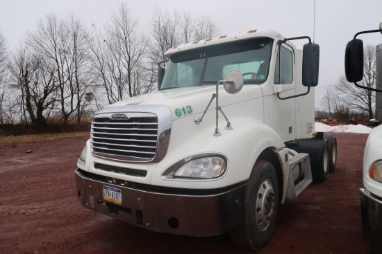 2004 Freightliner Columbia W/ TITLE