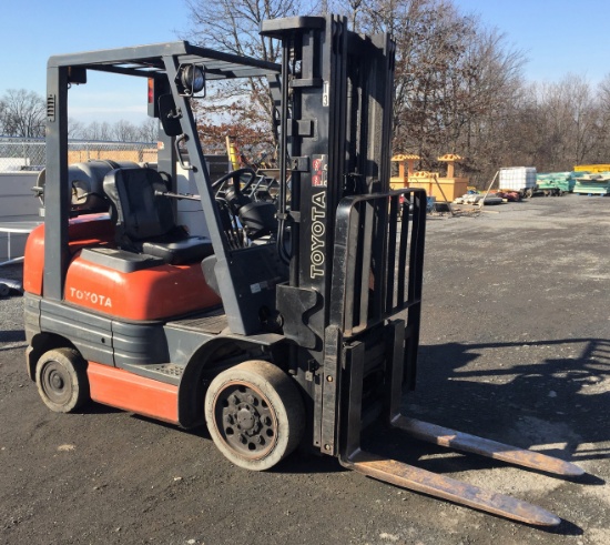 2001 Toyota 5000lb Forklift