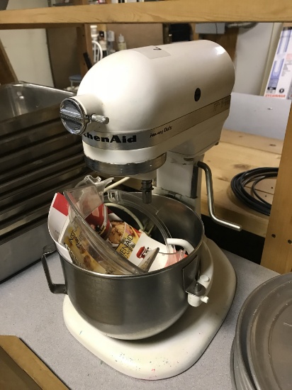 Kitchen Aid Mixer w/bowl & attachment