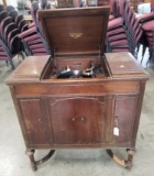 Early Victrola VV-4-40 Phonograph