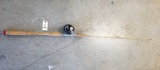 UNMARKED FISHING POLE WITH PENN NO 85 REEL,