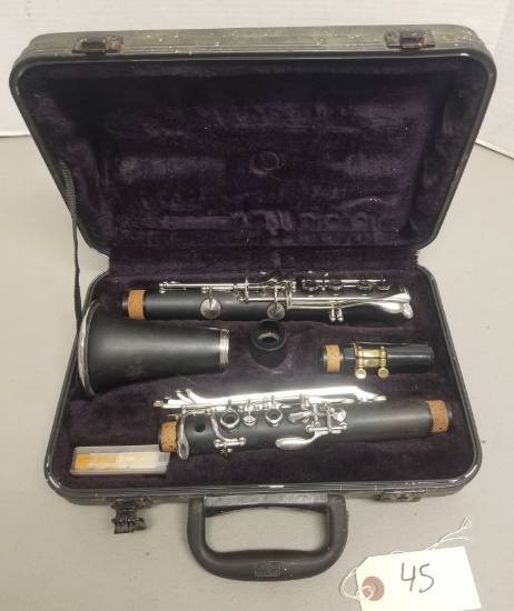 Vintage Unmarked Clarinet in case,
