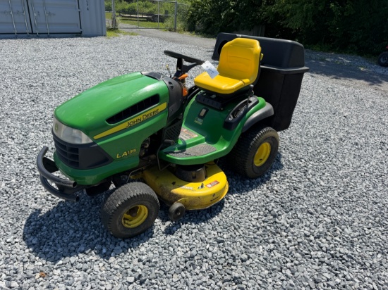 John Deere LA135 42" Hydrostatic Riding Mower