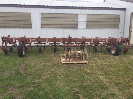 IH 153 8-row cultivator, 30" row, not folding, with rolling shields