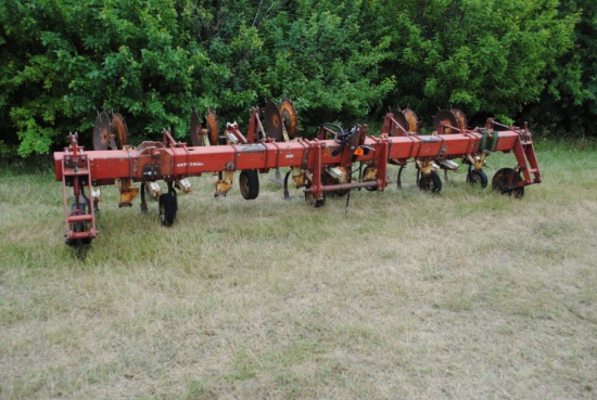 International 153 6-row, 30" row cultivator