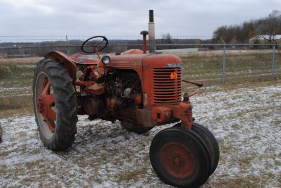 Case SC Tractor, narrow front, new battery, 12 volt, runs & moves, clutch problem-clutch does not di