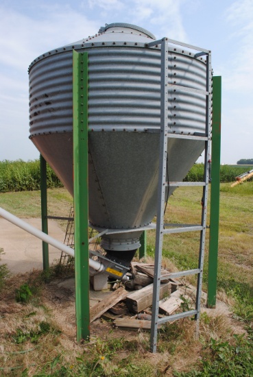 2-Ton PAX bulk feed tank with unload auger & (2) 100’ sections of flex augers;