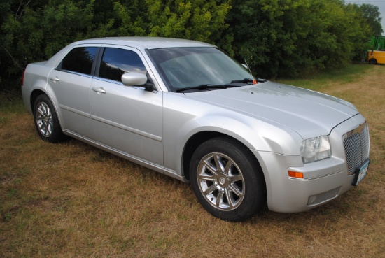 2005 Chrysler 300, 4-door, leather interior, 3.5, V6, RWD, air bag light is on, 196,528 miles