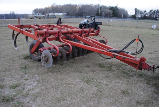 Massey Ferguson 129 Disc Chisel, 10', 9-shank, 1 broken disc