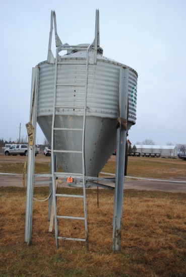 Gillis Feed Bin, 1-1/2 ton, no bottom boot - it is open