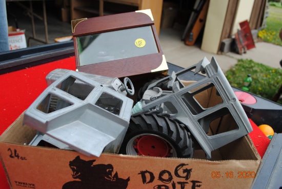2 Boxes including tractor in parts, 1/64 John Deere, Deutz, Case, Hesston, White, farm toys