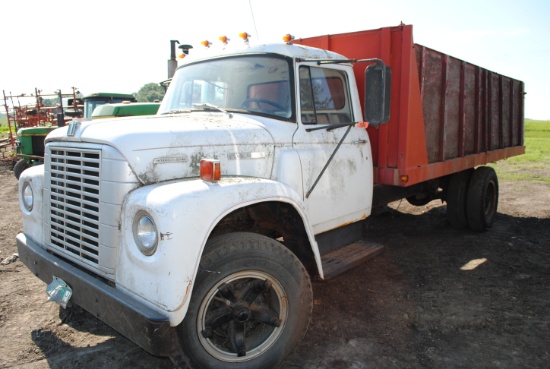 International Loadstar 1600 Single-axle Truck with 16' box with hoist, V8 gas motor, NO TITLE