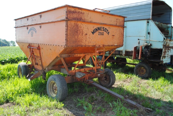 Minnesota 250 Gravity Box on MN Jumbo 10 running gear, loose wheel hub