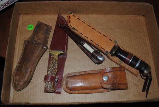 Flat of 4 hunting knives with sheaths, & extra sheath