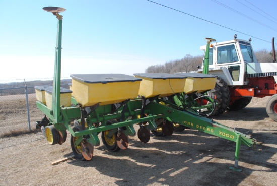 John Deere 7000 6-row planter, 30" rows, bean cups & monitor in office, insecticide/dry fertilizer b