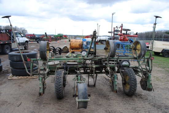 John Deere 495A 4-row planter with all fertilizer, insecticide boxes