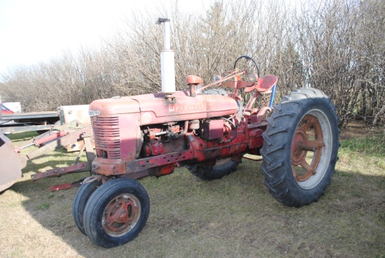 Farmall "H" Tractor, narrow front, pto, hydraulic front & rear, 13.6-38 rears, 6.00-16 fronts, Seria