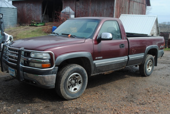 2000 Chevy 2500 4x4 LS Automatic, 6L gas, brake controller, gooseneck hitch, grill guard, shows 206,