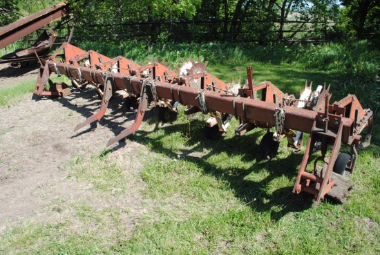 International 6-Row Row Cultivator with fast hitch & rolling shields