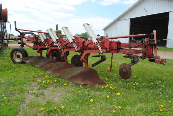 IH 700 Automatic 4-Bottom Plow, missing coulter