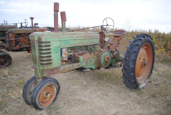 John Deere 'B', steel seat off of IH, electric start, pto, round axles, shift froze, battery cover m