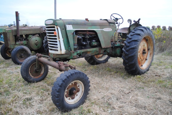 Oliver 880 Tractor, wide front, row crop, has over/under, fenders, pto, rear hydraulics, 15.5-38 rea